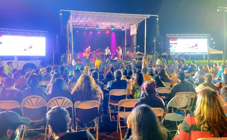  Singing legend entertained thousands in his historic performance